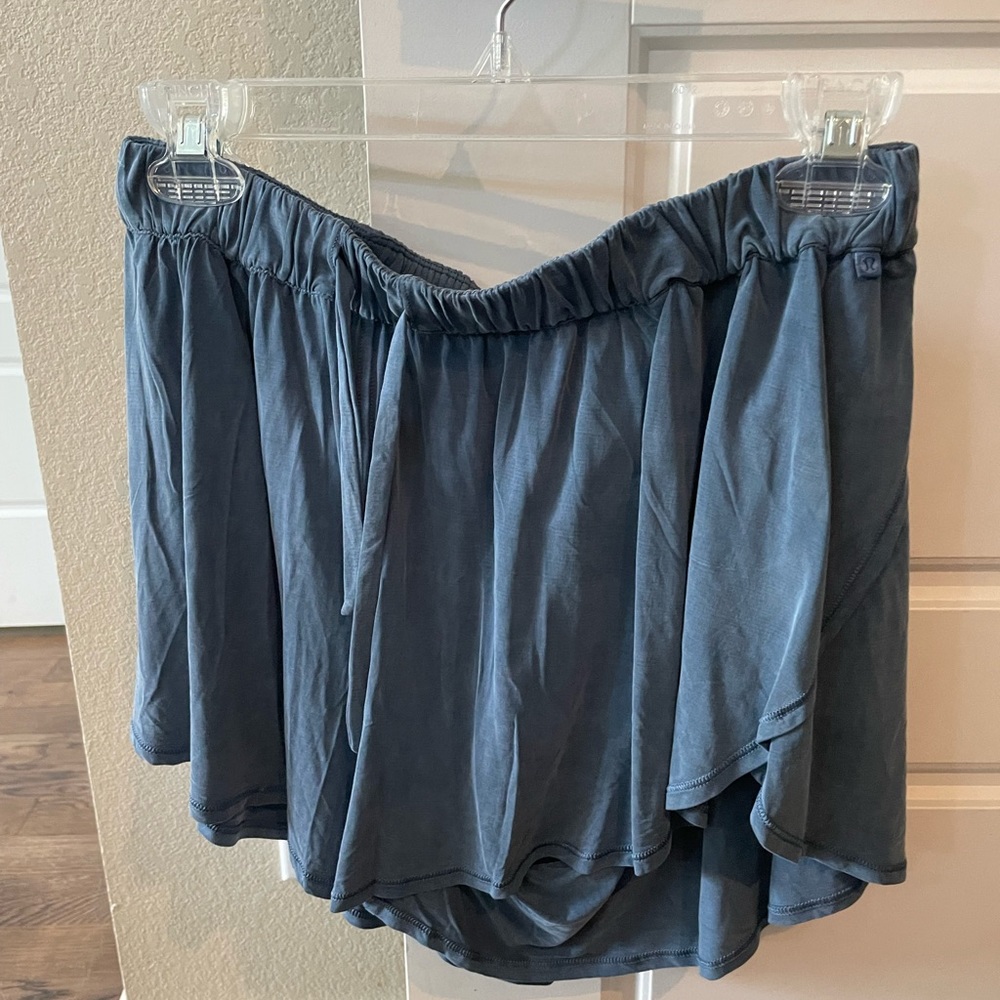 Lululemon Flow in Elegance shorts (with tag)